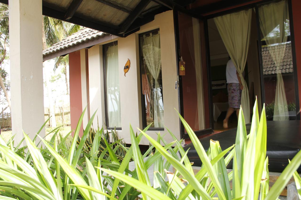 Baan Chumphon Hotel Pathio Exterior photo